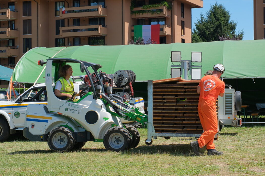 Volontari al lavoro ripresi durante un servizio fotografico