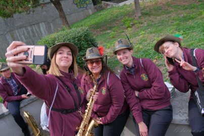 Partecipanti ANA che fotografano durante un evento alpino